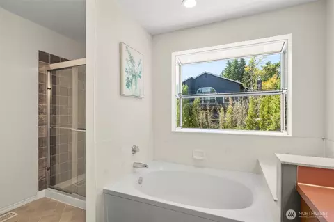 Bath - 13618 55th Dr SE, Everett, WA 98208 photo 3 of 6