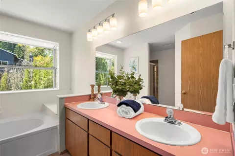 Bath - 13618 55th Dr SE, Everett, WA 98208 photo 2 of 6