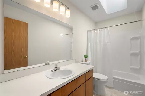 Bath - 13618 55th Dr SE, Everett, WA 98208 photo 5 of 6