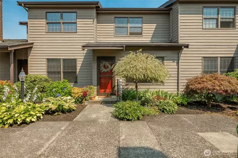 1111 Grover St #1B, Lynden, WA 98264