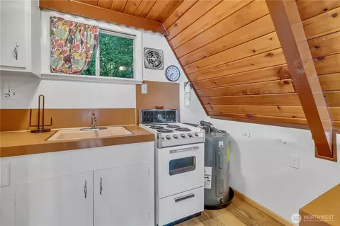 Kitchen - 640 E Rauschert Rd, Grapeview, WA 98546 photo 3 of 4