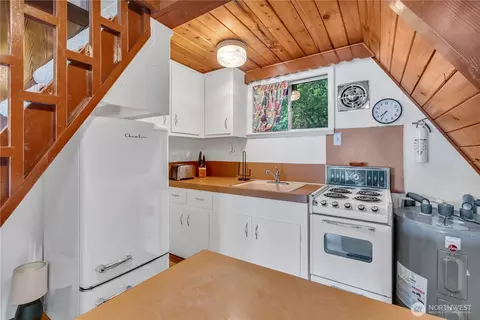 Kitchen - 640 E Rauschert Rd, Grapeview, WA 98546 photo 2 of 4