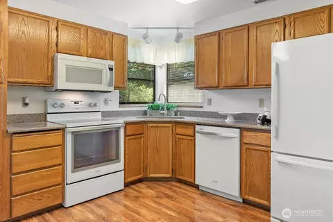 Kitchen - 1800 Mill Creek Rd SE #12A, Mill Creek, WA 98012 photo 2 of 2