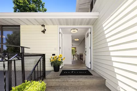 Entry Way - 20027 106th Ave NE, Bothell, WA 98011 photo 1 of 2