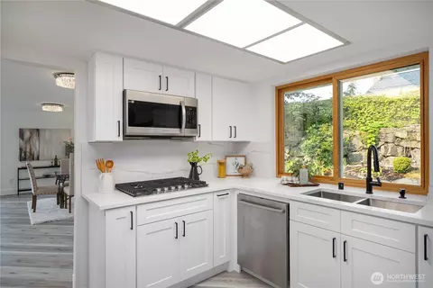 Kitchen - 20027 106th Ave NE, Bothell, WA 98011 photo 1 of 8