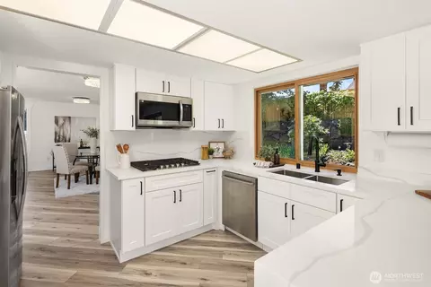 Kitchen - 20027 106th Ave NE, Bothell, WA 98011 photo 4 of 8