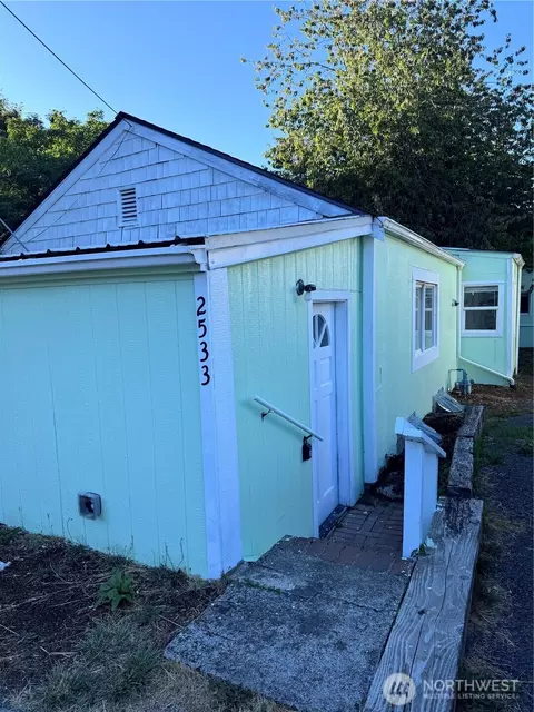 2533 E 3rd St, Port Orchard, WA 98366