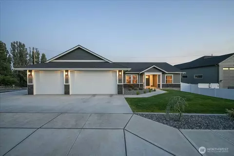 812 N Newport Loop, East Wenatchee, WA 98802