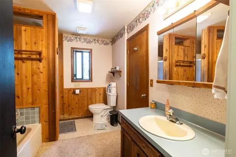 Bath - 237 Frogner Rd, Chehalis, WA 98532 photo 2 of 4