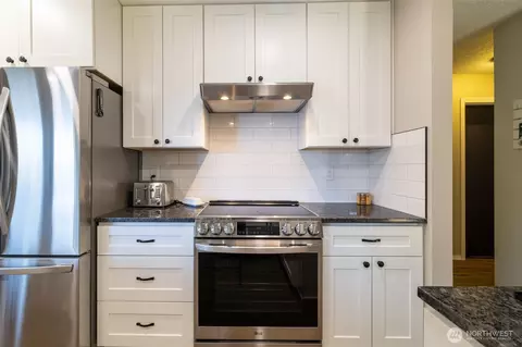 Kitchen - 237 Frogner Rd, Chehalis, WA 98532 photo 4 of 5