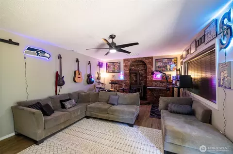 Living - 237 Frogner Rd, Chehalis, WA 98532 photo 3 of 3