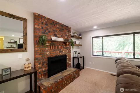 Living - 237 Frogner Rd, Chehalis, WA 98532 photo 2 of 3