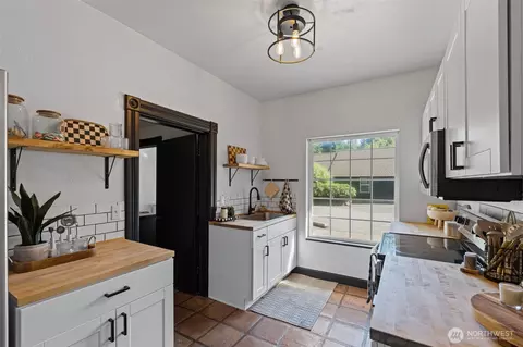 Kitchen - 160 Devereese Rd, Chehalis, WA 98532 photo 3 of 3