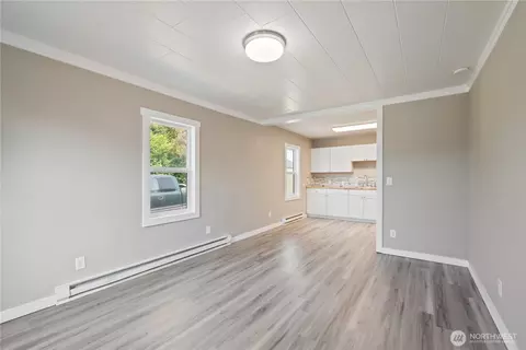 Living - 256 Beech St, Longview, WA 98632 photo 3 of 4