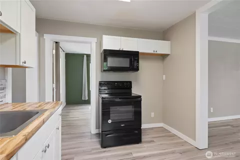 Kitchen - 256 Beech St, Longview, WA 98632 photo 2 of 3