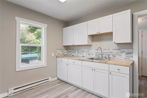 Kitchen - 256 Beech St, Longview, WA 98632 photo 3 of 3