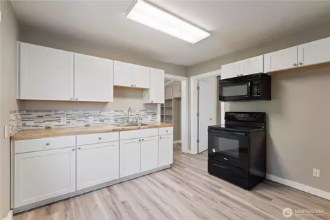 Kitchen - 256 Beech St, Longview, WA 98632 photo 1 of 3