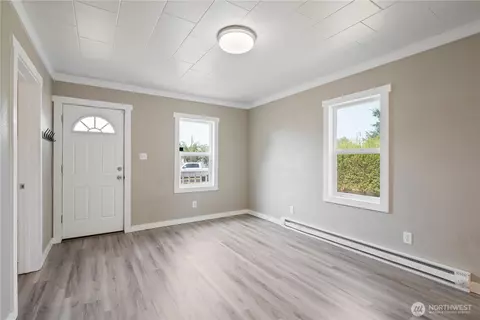 Living - 256 Beech St, Longview, WA 98632 photo 2 of 4
