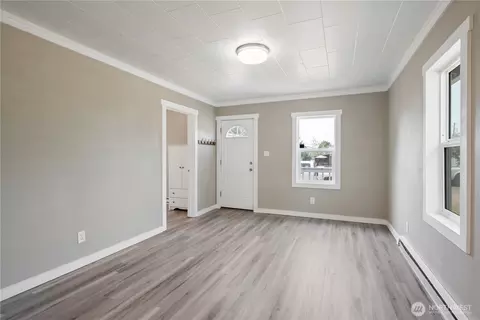Living - 256 Beech St, Longview, WA 98632 photo 1 of 4