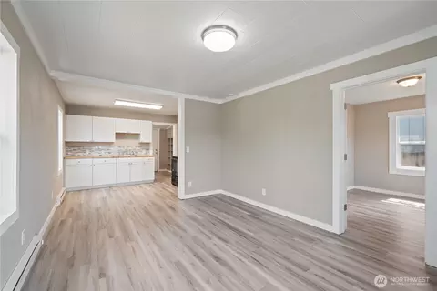 Living - 256 Beech St, Longview, WA 98632 photo 4 of 4