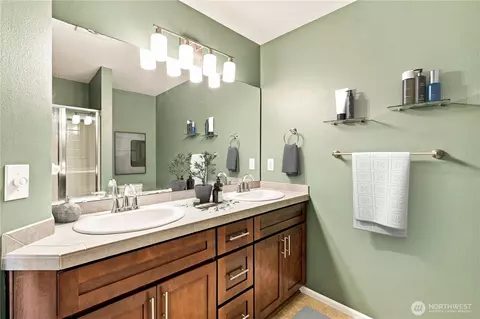 Bath - 3005 34th Pl, Everett, WA 98201 photo 2 of 3