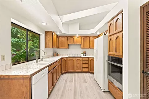 Kitchen - 10704 44th Ave SE, Everett, WA 98208 photo 2 of 3