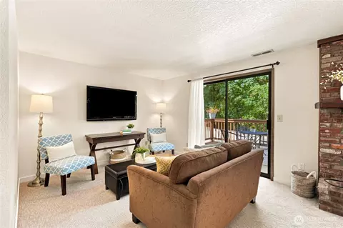 Living - 10704 44th Ave SE, Everett, WA 98208 photo 5 of 5