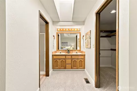 Entry Way - 10704 44th Ave SE, Everett, WA 98208 photo 4 of 4
