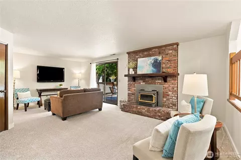 Living - 10704 44th Ave SE, Everett, WA 98208 photo 3 of 5