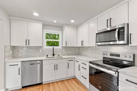 Kitchen - 4960 Vesper Dr, Everett, WA 98203 photo 3 of 3