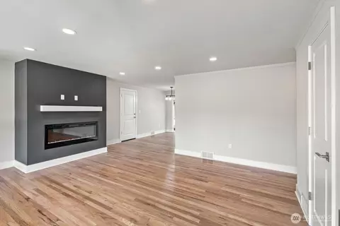 Living - 4960 Vesper Dr, Everett, WA 98203 photo 1 of 4