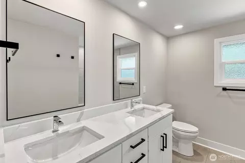 Bath - 4960 Vesper Dr, Everett, WA 98203 photo 1 of 3