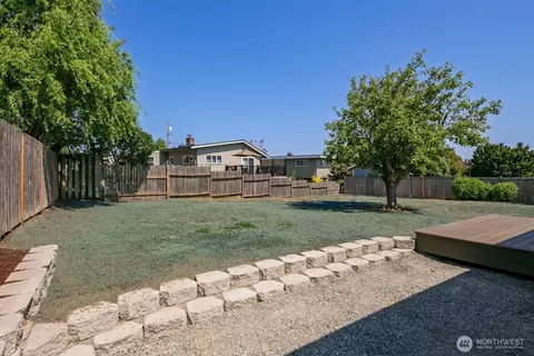 Exterior - 4960 Vesper Dr, Everett, WA 98203 photo 7 of 11