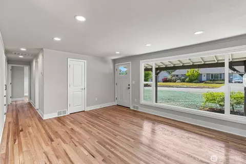 Living - 4960 Vesper Dr, Everett, WA 98203 photo 3 of 4