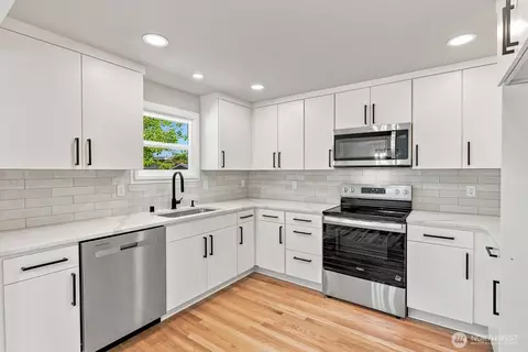 Kitchen - 4960 Vesper Dr, Everett, WA 98203 photo 1 of 3