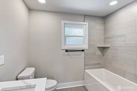 Bath - 4960 Vesper Dr, Everett, WA 98203 photo 2 of 3