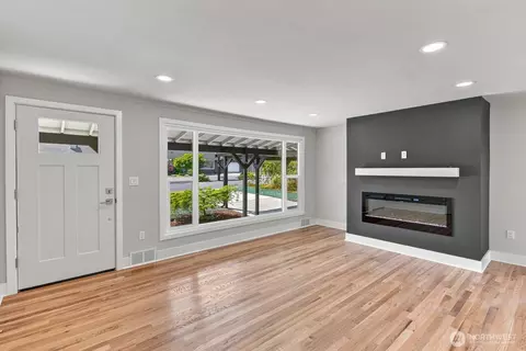 Living - 4960 Vesper Dr, Everett, WA 98203 photo 2 of 4