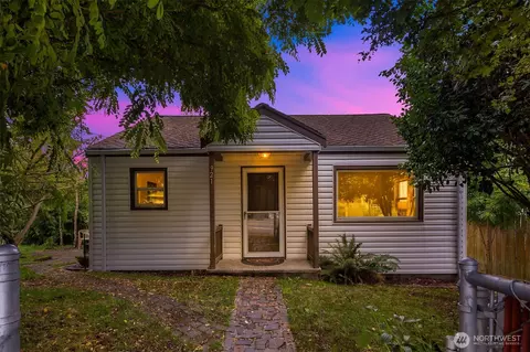 921 SW 102nd St, Seattle, WA 98146