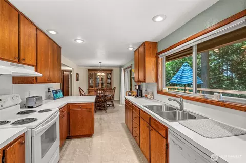 Kitchen - 132 Armstrong Rd, Chehalis, WA 98532 photo 2 of 2