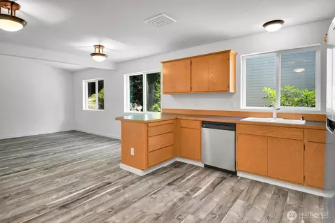 Living - 3115 York Rd, Everett, WA 98204 photo 2 of 5