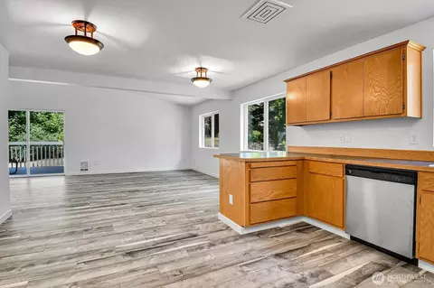 Living - 3115 York Rd, Everett, WA 98204 photo 3 of 5