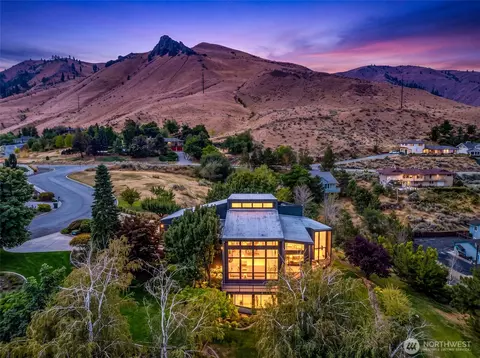 916 Skyline Pl, Wenatchee, WA 98801