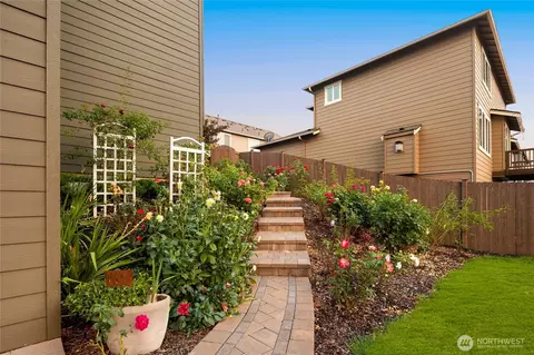Exterior - 20213 126th Ave NE, Bothell, WA 98011 photo 3 of 7