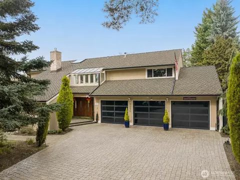 9430 NE 31st St, Clyde Hill, WA 98004