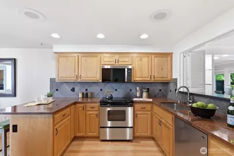 Kitchen - 1824 Mill Pointe Dr SE, Mill Creek, WA 98012 photo 2 of 3