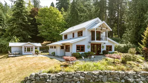 8015 Cultus Bay Rd, Clinton, WA 98236