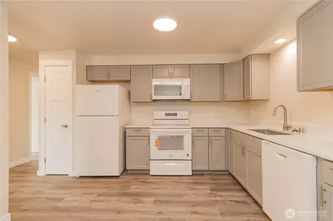 Kitchen - 17520 6th Ave Ct E, Spanaway, WA 98387 photo 4 of 5