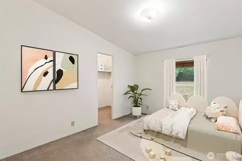 Bedroom - 520 E Stadium Beach Rd W, Grapeview, WA 98546 photo 5 of 10