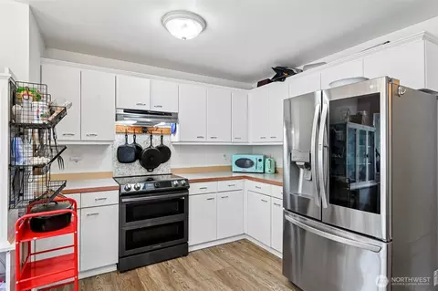 Kitchen - 508 Eldredge Ave NW, Orting, WA 98360 photo 2 of 3