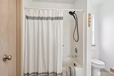 Bath - 508 Eldredge Ave NW, Orting, WA 98360 photo 5 of 6